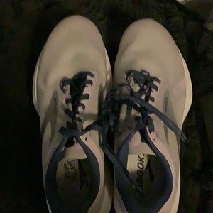Brooks running shoe size 8.5 color is lilac brand new and never worn reflective